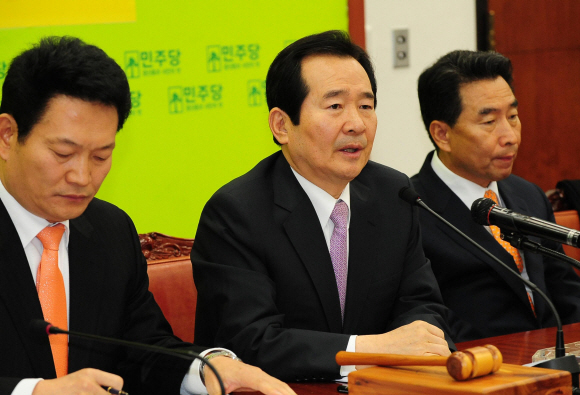 민주당 정세균(왼쪽) 대표가 23일 국회에서 열린 최고위원회의에서 “대통령이 4대강 사업과 세종시 원안 수정에 확신을 갖고 있다면 저와 일대일 TV토론을 통해 시시비비를 가리자.”고 제안하고 있다. 이호정기자 hojeong@seoul.co.kr