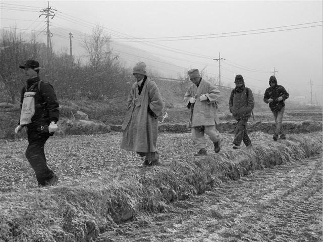 지난 2004년 겨울 지리산댐 건설에 반대하며 지리산 길을 걷고 있는 도법 (왼쪽 두 번째)스님과 수경(왼쪽 세번째)스님.  조계종 제공