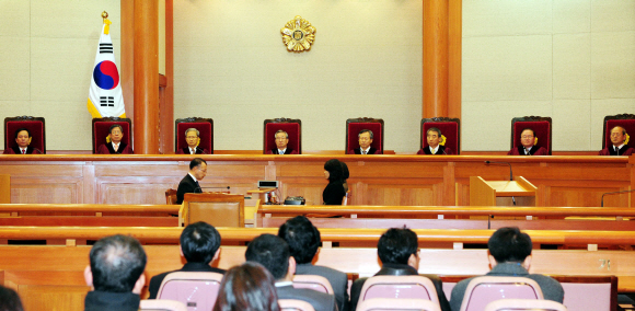 26일 서울 재동 헌법재판소에서 재판관들이 혼인빙자간음으로 형사처벌을 받은 남성 2명이 낸 헌법소원에 대한 위헌 여부를 결정하고 있다. 안주영기자 jya@seoul.co.kr