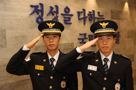27일 경찰관에 임용된 최종민(왼쪽)·종환 순경 형제.