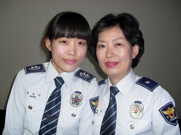 ‘모녀 경찰관’이 된 딸 정수아(왼쪽) 순경과 어머니 박영실 경위. 경찰청 제공