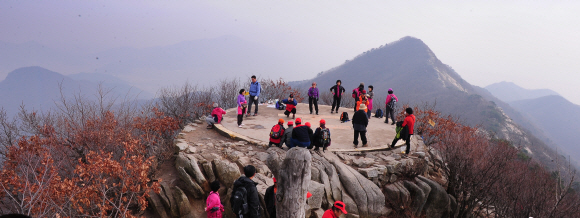 단군이 하늘에 제를 지냈다는 참성단에서 등산객들이 산세를 음미하고 있다