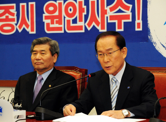 자유선진당 이회창(오른쪽) 총재가 29일 국회에서 기자회견을 갖고 “때로 비효율적이고 불편하더라도 국민 신뢰를 잃지 않는 게 진정한 국가백년대계”라며 이명박 대통령의 ‘세종시 수정 추진’을 비판하고 있다. 이호정기자 hojeong@seoul.co.kr