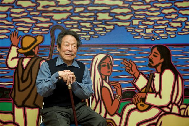 2008년작 ‘나그네 예수’ 앞에 앉은 이만익 작가.  갤러리현대 제공