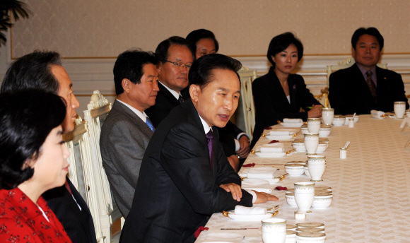 이명박 대통령이 30일 청와대에서 열린 한나라당 최고위원단 초청 조찬 간담회에서 세종시 수정 추진을 위한 당정간 협조를 강조하고 있다. 청와대 사진기자단