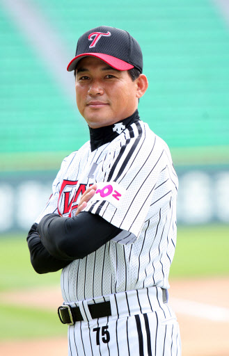 프로야구 LG의 박종훈 신임 감독이 지난달 12일 잠실구장에서 취임 기자회견을 가진 뒤 멋진 포즈를 취하고 있다.   서울신문 포토라이브러리