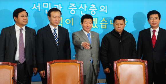 30일 오후 한나라당 안상수 원내대표실에서 복수노조·노조전임자 임금 문제 등 현안 관련 4자회담을 갖기 위해 김영배(왼쪽부터) 한국경영자총연합회상근 부회장·임태희 노동부 장관·안상수 한나라당 원대대표·장석춘 한국노총 위원장·김성조 한나라당 정책위의장이 자리를 함께했다. 안주영기자 jya@seoul.co.kr 