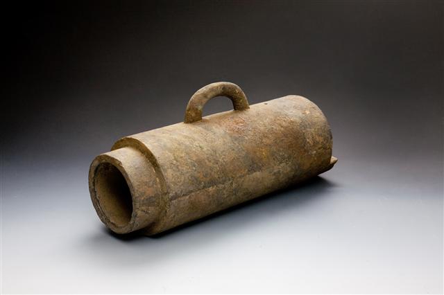 서울시 신청사 부지에서 출토된 명문(銘文)이 새겨진 16세기 ‘불랑기자포’. 문화재청 제공