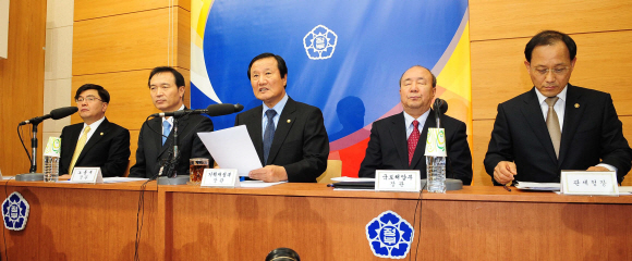 1일 윤증현 기획재정부 장관 등 경제·사회부처 장·차관들이 정부과천청사에서 철도노조의 파업중단을 촉구하는 담화문을 발표하고 있다. 왼쪽부터 임채민 지식경제부차관, 임태희 노동부 장관, 윤 장관, 정종환 국토해양부 장관, 허용석 관세청장. 손형준기자 boltagoo@seoul.co.kr