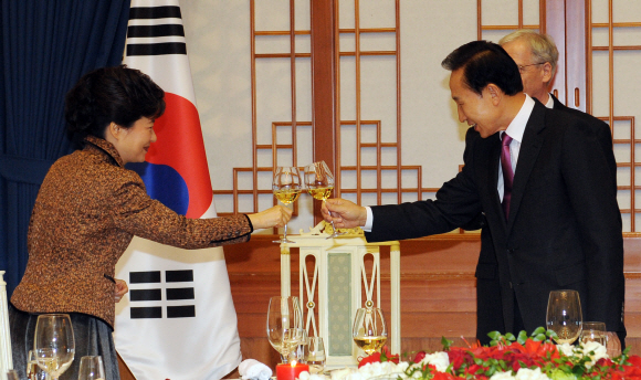 오랜만입니다 1일 청와대에서 열린 헝가리 대통령 초청 국빈 만찬에서 이명박(오른쪽) 대통령과 박근혜 한나라당 전 대표가 마주보며 건배를 하고 있다.  청와대사진기자단