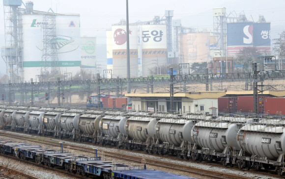 멈춰선 열차   7일째 계속된 철도노조의 파업으로 2일 수도권 물류기지인 의왕내륙컨테이너기지 오봉역이 멈춰선 시멘트 운송열차와 화차들로 가득 차 있다. 정연호기자 tpgod@seoul.co.kr