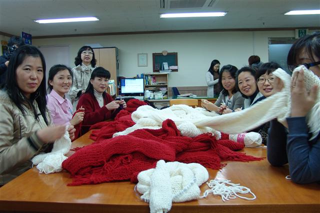 김해지역 아줌마들의 모임인 인터넷카페 ‘김해아미’ 회원들이 독거노인들에게 선물할 목도리를 만들며 즐거워하고 있다. 김해 강원식기자 kws@seoul.co.kr