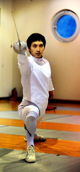 한국 남자펜싱의 선두주자로 떠오른 펜싱 국가대표 박경두가 2일 서울 태릉선수촌에서 날카로운 찌르기 동작을 보여주고 있다.