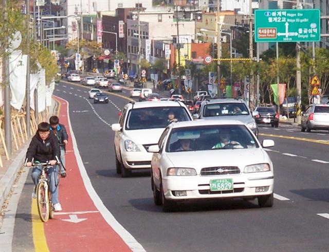 올 들어 자전거 교통사고가 급증하고 있는 가운데 3일 서울 번동 ‘북서울 꿈의숲’ 앞 자전거도로에서 초등학생들이 쌩쌩달리는 자동차 옆을 위태롭게 달리고 있다.