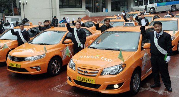 3일 서울시 서소문청사에서 열린 하이브리드택시 시범 도입 사업설명회에서 택시기사들이 액화석유인젝션(LPi) 하이브리드택시를 선보이고 있다. 시범 도입된 하이브리드택시 10대는 서울지역 5개 택시회사에 배정돼 2년간 운행된다. 정연호기자 tpgod@seoul.co.kr