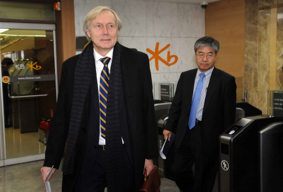 자크 켐프(왼쪽) ING보험 아태지역 최고경영자 등 KB금융지주 사외이사들이 3일 서울 명동 본사에서 새 회장 추대를 위한 이사회를 마친 뒤 회사 로비로 나오고 있다. 이언탁기자 utl@seoul.co.kr