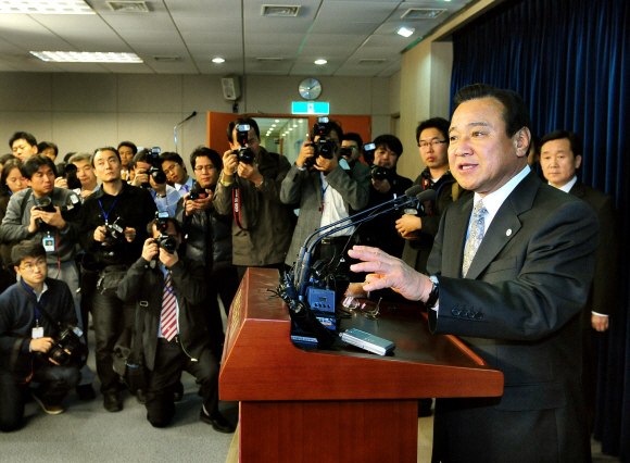 수정 반발  이완구 충남도지사가 3일 국회 정론관에서 행정중심복합도시 원안 무산에 따른 책임을 지고 지사직을 사퇴한다고 밝히고 있다. 이호정기자 hojeong@seoul.co.kr