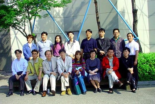 올해로 창립 25주년을 맞은 ‘시힘’의 동인들. 시힘 동인은 1, 2, 3기 모두 합쳐 19명에 이른다. 북인 제공