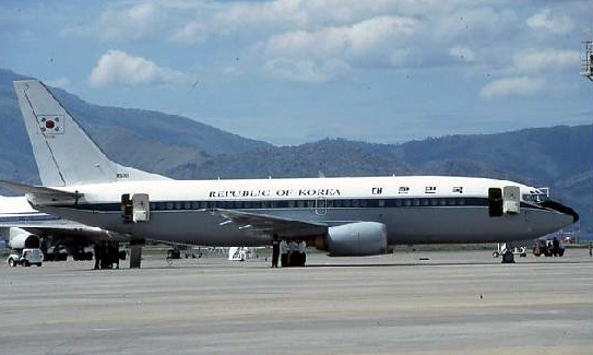 현재 대통령 전용기로 사용되고 있는 보잉 737-300기종.