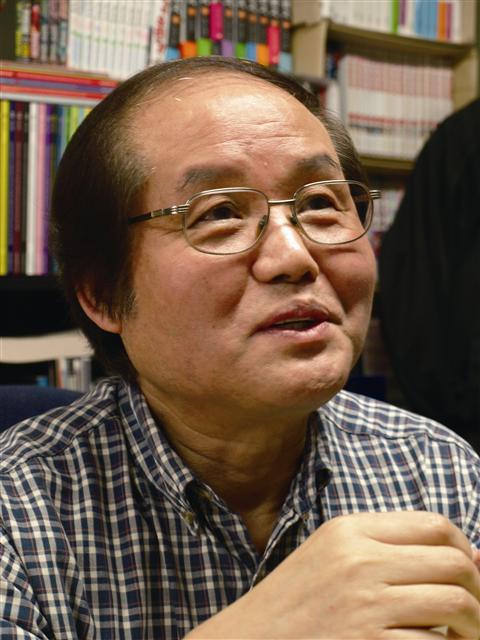 사이로 작가의 예명 사이로(史二路)는 만화 인생의 길과 세월이 흘러도 충실하게 살아가는 삶의 길 등 두 가지 길을 걷는다는 뜻이다. 아래는 그의 유머카툰 ‘장군의 훈장, 어부의 훈장’. 파란미디어 제공