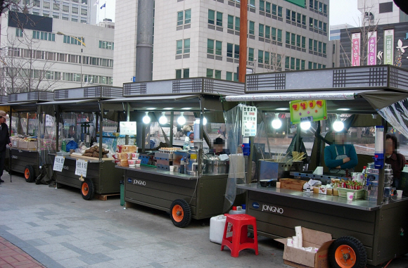 6일 오후 서울 종로4가 창경궁로 ‘만물거리’ 주변에 늘어선 노점상들이 쌀쌀한 날씨 속에 손님들을 기다리고 있다.