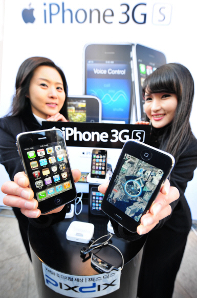 아이폰 예약판매  서울 소공동 롯데백화점 본점이 국내 백화점업계 최초로 애플 아이폰의 예약 판매를 시작한 첫날인 6일, 모델들이 아이폰을 들고 포즈를 취하고 있다.  이언탁기자 utl@seoul.co.kr
