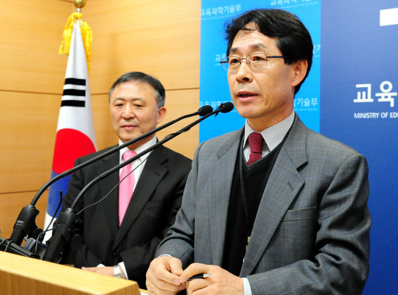 김성훈(오른쪽) 2010학년도 대학수학능력시험 채점위원장이 7일 서울 세종로 정부중앙청사에서 수능 채점결과를 발표한 뒤 기자들의 질문에 답하고 있다.  이언탁기자 utl@seoul.co.kr