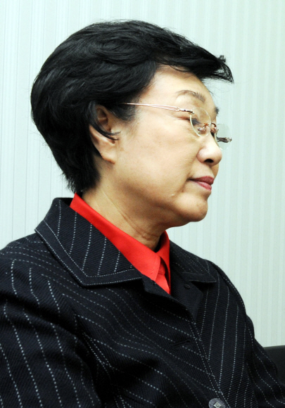 한명숙 전 국무총리가 7일 서울 합정동 노무현재단 회의실에서 열린 ‘한명숙 전 총리에 대한 정치공작 분쇄 비상대책위원회 출범식’에 참석, “단돈 1원도 받은 일이 없다.”며 결백을 밝히고 있다. 안주영기자 jya@seoul.co.kr