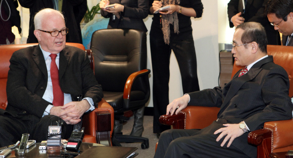 한·미 북핵문제 협의  스티븐 보즈워스(왼쪽) 미국 대북정책 특별대표가 7일 서울 도렴동 외교통상부에서 위성락 한반도평화교섭본부장과 담소하고 있다. 보즈워스 특별대표는 버락 오바마 미국 대통령의 특사자격으로 2박3일 일정으로 8일 평양을 방문, 강석주 외무성 제1부상 등과 북핵문제를 협의한다. 이언탁기자 utl@seoul.co.kr 