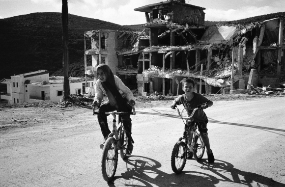 ‘빵을 구하러 가는 남매’, 레바논, 2006