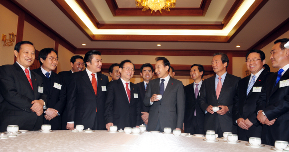 8일 오후 이명박(왼쪽 다섯번째) 대통령이 한나라당 시·도당 위원장들을 청와대로 초청, 만찬에 앞서 차를 마시며 환담을 나누고 있다. 청와대 사진기자단 