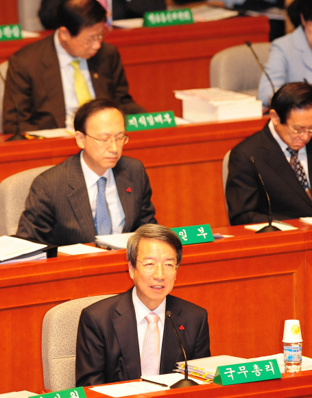 정운찬(앞쪽) 국무총리가 9일 국회 예산결산특별위원회 종합정책질의에 참석, 4대강 사업과 관련한 질의에 “4대강 사업은 반대하는 사람을 설득해 성공하도록 하는 게 좋다고 생각한다.”고 답하고 있다. 이호정기자 hojeong@seoul.co.kr