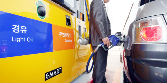 지난해 12월 경기 용인 구성에 처음 문을 연 신세계 이마트 1호 주유소에서 한 운전자가 직접 주유하고 있다. 서울신문 포토라이브러리