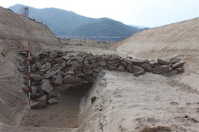 낙동강 유역에서 발견된 조선시대 제방은 흙과 돌을 번갈아 쌓는 방식으로 조성됐다.  문화재청 제공