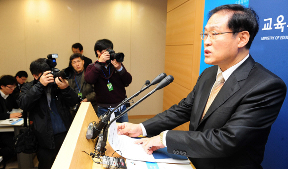 10일 서울 세종로 정부중앙청사에서 이규석 교육과학기술부 학교지원본부장이 고교입학제도 및 체제 개편안을 설명하고 있다. 손형준기자 boltagoo@seoul.co.kr