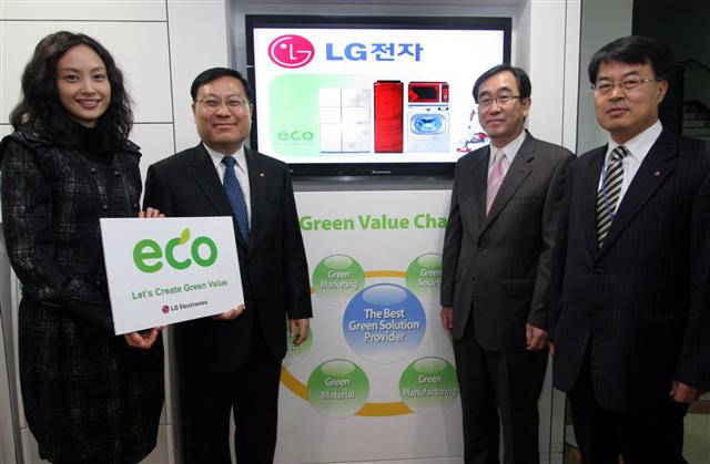 LG 트롬 세탁기 광고 모델 이나영(왼쪽부터)씨와 LG전자 HA사업본부 이영하 사장, 창원시 김윤수 부시장, AC 사업본부 서석장 상무 등이 10일 LG전자 창원공장 친환경 제품 전시장에서 기념촬영을 하고 있다. LG전자 제공