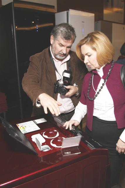 9일(현지시간) 러시아 모스크바에서 개최된 대우일렉트로닉스 ‘CIS 신제품 발표회’에 참석한 러시아 바이어들이 ‘드럼업II’ 세탁기를 살펴보고 있다. 대우일렉트로닉스 제공