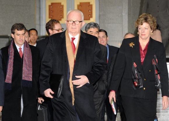 보즈워스 서울 도착   버락 오바마 미국 대통령의 특사 자격으로 평양을 방문한 스티븐 보즈워스(앞줄 왼쪽) 미 국무부 대북정책 특별대표가 2박3일간의 방북 일정을 마치고 10일 오후 서울 도렴동 외교부 청사로 들어서고 있다.  도준석기자 pado@seoul.co.kr