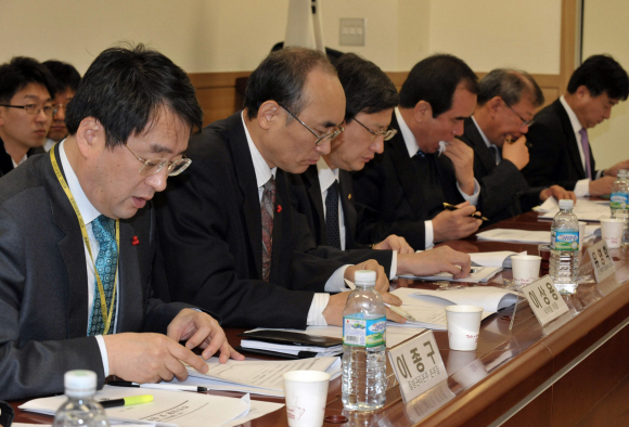 10일 국회에서 열린 당정회의 참석자들이 신종플루 관련 자료를 신중히 검토하고 있다   이호정기자 hojung@seoul.co.kr