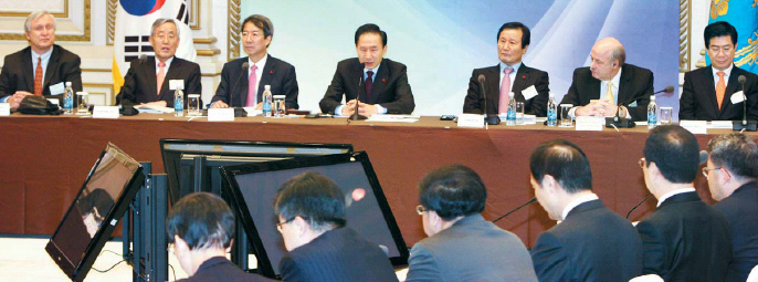 이명박 대통령이 10일 청와대에서 ‘한국경제의 현 좌표 및 향후 과제에 대한 민·관 토론회’에서 내년도 경제운용방향에 대한 발언을 하고 있다. 왼쪽부터 크루주 AT커니 부회장, 김기환 한국태평양경제협의회위원장, 정운찬 국무총리, 이 대통령, 윤증현 기획재정부 장관, 데이비드 럭 주한미국상공회의소장, 김성조 한나라당 정책위의장  청와대 사진기자단