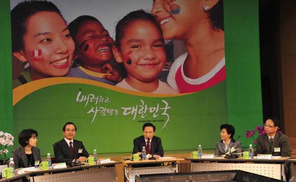 이명박(가운데) 대통령이 11일 오전 경기 성남시 시흥동 한국국제협력단에서 열린 국가브랜드위원회(위원장 어윤대) 제3차 보고회의에서 모두발언을 통해 브랜드위원회의 역할을 강조하고 있다. 청와대 사진기자단