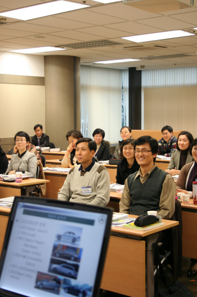 지난 9일 서울 장교동 우리은행 연수원에서 우리은행 PB(개인 재무상담사) 사관학교 1기생들이 세계의 명차에 대해 강의를 듣고 있다. 우리은행 제공 