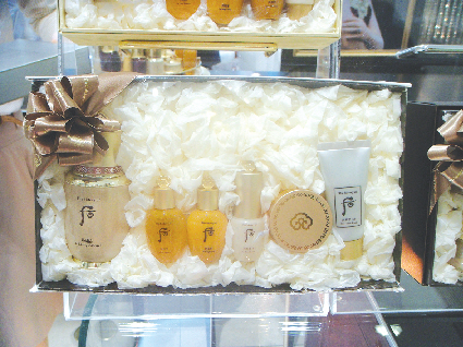 과대포장으로 적발된 제품 중에는 화장품세트가 절반을 차지한다.  환경부 제공