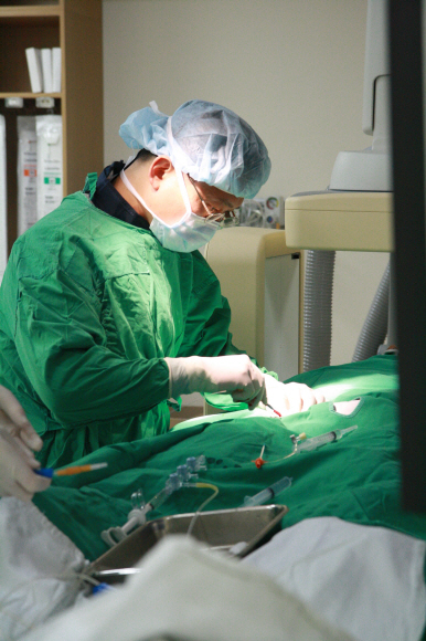 핏속을 떠도는 기름 찌꺼기인 혈전은 혈관을 틀어막아 치명적인 심근경색이나 뇌졸중 등 갖가지 질환을 일으킨다. 이런 혈전 질환은 중증에 이르지 않으면 대부분 별다른 증상이 없어 무엇보다 예방이 중요하다. 사진은 한정훈 과장이 혈전으로 인한 심질환을 치료하는 장면.  세종병원 제공