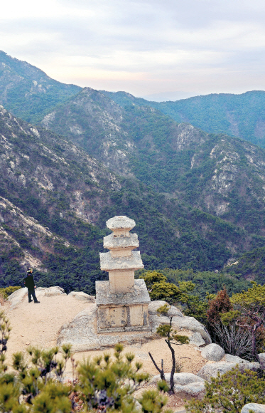 경주 남산을 기단 삼아 세워진 용장사지 삼층석탑.