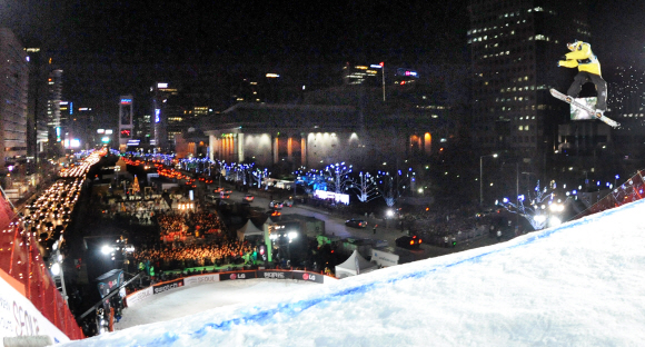 13일 서울 광화문 광장에서 열린 국제스키연맹(FIS) 스노보드 월드컵 빅에어 종목에 참가한 선수가 빌딩숲을 배경으로 멋진 공중 묘기를 보이고 있다. 사진공동취재단