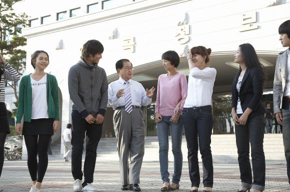 건양대가 올해 졸업생 중 300여명을 일본 미국, 싱가포르, 중국 등지에 취업시켰다. 내년에는 해외 취업 규모를 500여명으로 늘릴 계획이다. 전국적으로 전례가 없는 일이어서 주목을 받고 있다. 사진은 교정에서 학생들과 산책에 나선 김희수(왼쪽 세번째) 총장.  건양대 제공