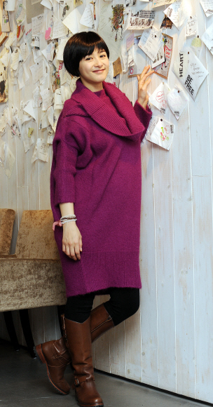 영화 속 ‘송이’는 쿨한 반면, 현실 속 강혜정은 보수적이라며 상큼한 미소를 짓는 ‘새 신부’ 강혜정.  류재림기자 jawoolim@seoul.co.kr