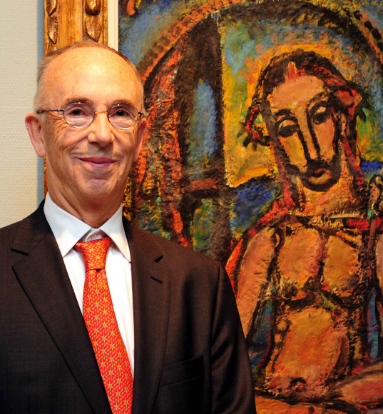 14일 개막식에 참석한 장 이브 루오 루오재단 이사장이 조르주 루오의 작품 ‘그리스도의 수난’ 앞에서 포즈를 취하고 있다. 안주영기자 jya@seoul.co.kr