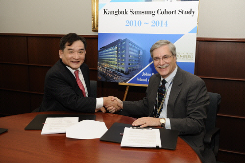 강북삼성병원 한원곤(왼쪽) 원장과 존스홉킨스 보건대학원 클래그 존스홉킨스 대학원장이 최근 양해각서를 교환한 뒤 악수하고 있다.  강북삼성병원 제공